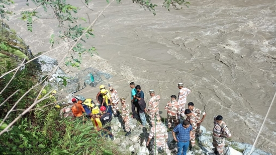 उत्तराखंड : अलकनंदा नदीत बस कोसळली, १ मृत; अनेक प्रवासी बेपत्ता