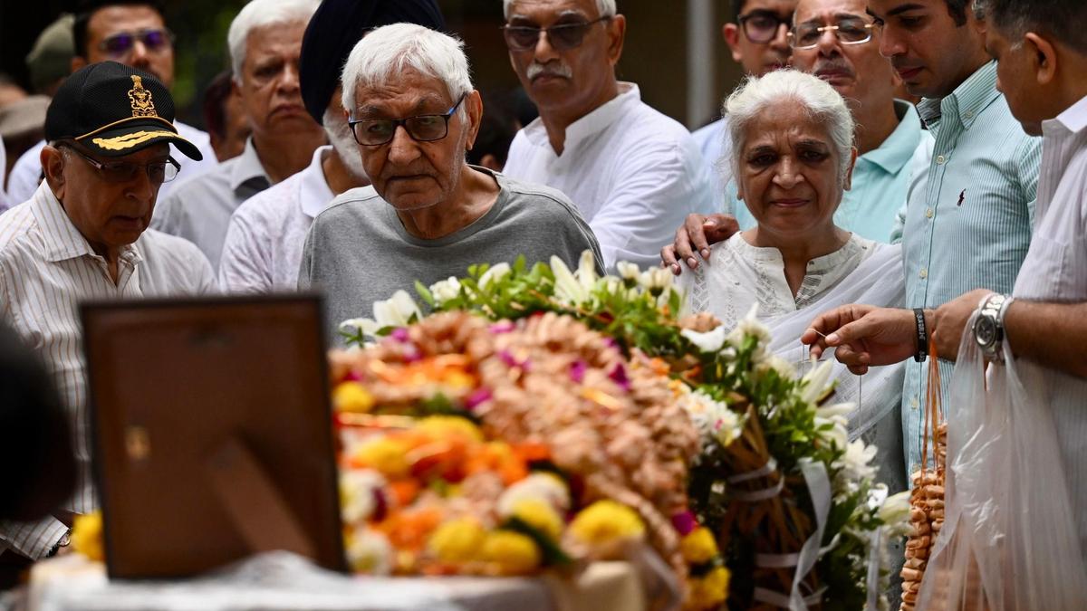 अहमदाबाद विमान अपघात: कॅप्टन सुमीत साभरवाल यांचे पार्थिव शरीर मुंबईत पोहोचले