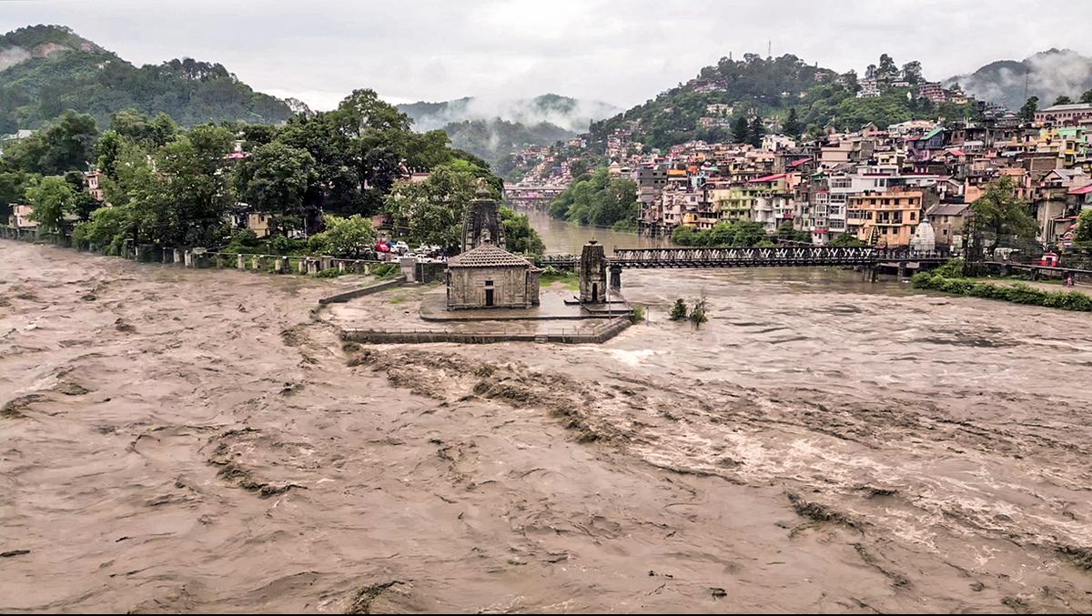 हिमाचल प्रदेशात मुसळधार पावसामुळे १७ मृत; बियास नदीला पूर, चंदीगड-मनाली महामार्ग बंद
