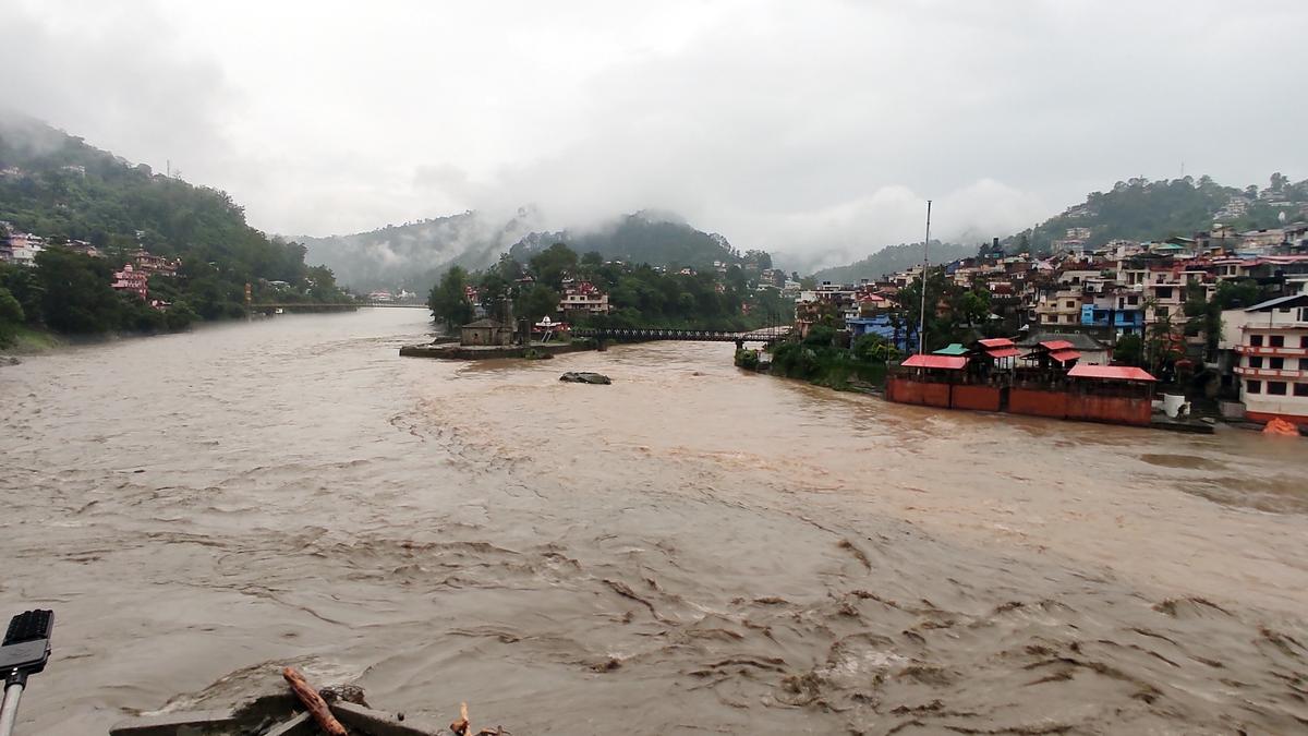 हिमाचल प्रदेशात ढगफुटी, पूर; १० मृत, ३४ बेपत्ता, शेकडो रस्ते बंद