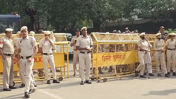 दिल्लीतील तीन शाळांना बॉम्ब धमकी; पोलिसांकडून शोधमोहीम
